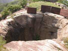 Marmitta dei giganti nel geosito archeologico di Bard (18840 bytes)